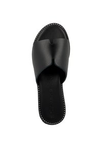 Sandale à glissière en cuir noir avec une tige large et un bout ouvert. Présente une semelle intérieure texturée et des clous décoratifs en argent le long de la semelle extérieure.