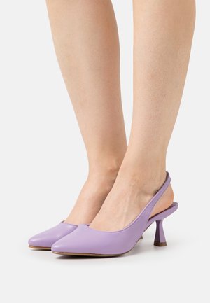Scarpe slingback in pelle lavanda con punta allungata e un tacco conico unico, caratterizzate da una texture liscia e accenti di design minimal.