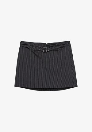 Mustahdud musta pinstriped skirt, jossa on kaksi soljettua hihnaa vyötäröllä, rakenteellinen muoto, sileä pinta ja suora helma.