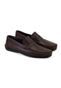Braune Lederloafer mit gestepptem Design, flacher Gummisohle und abgerundetem Zehenbereich. Glatte Textur mit subtilen Details im Obermaterial.