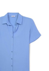 Camicia azzurra a maniche corte realizzata in un tessuto liscio e testurizzato. Presenta un colletto classico e una chiusura anteriore con bottoni coordinati.