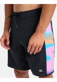 Shorts de baie negre cu un panou lateral în gradient colorat, în nuanțe de roz, albastru și galben; dispune de un cordon la talie și un detaliu cu logo.
