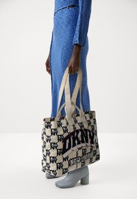 DKNY HEART OF NY LARGE TOTE - Shoppingveske - white multi