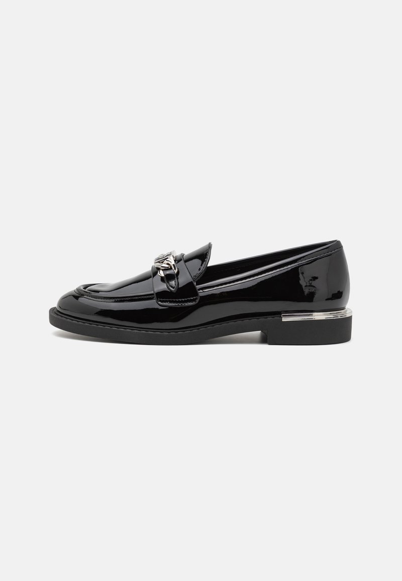 Sorte patentlæder loafers med rund tå, sølvhardware detalje på remmen og en lav blokhæl med metal detalje.