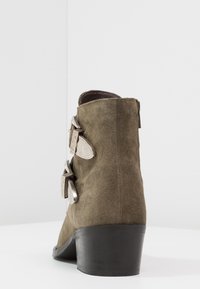 Pavement Ankle boot