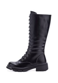 Botas negras de cuero liso hasta la rodilla, con cordones, ojales metálicos, puntera redondeada y una suela de goma gruesa y texturizada.