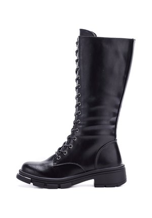 Zwarte knielange veterschoenen van soepel leer, met metalen veterogen, een ronde neus en een dikke, gestructureerde rubberen zool.