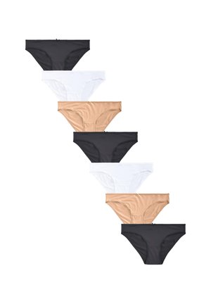 Zbliżenie na dolną część brzucha osoby noszącej beżową bieliznę z małą ozdobną kokardką z przodu w pasie.