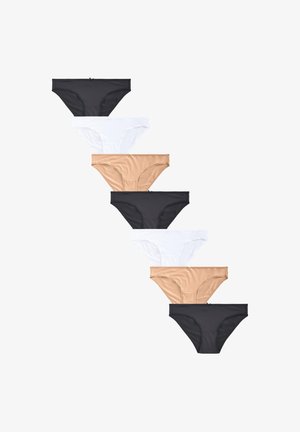 Gros plan sur le bas-ventre d’une personne portant un sous-vêtement beige avec un petit nœud décoratif sur la ceinture avant.