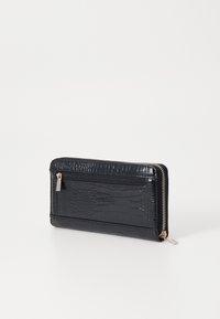 Portafoglio nero con motivo coccodrillo in materiale sintetico, dotato di chiusura a zip e tasca frontale con accessori in argento.