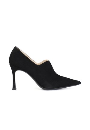 Pumps neri in suede con tacco alto, punta affusolata, silhouette slanciata e design del colletto curvo, dotate di tacco a stiletto.