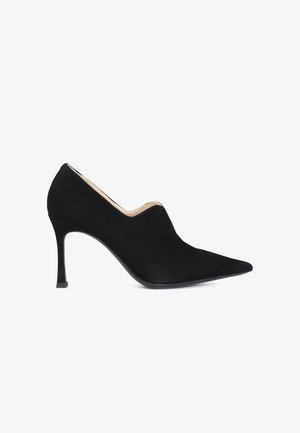 Pompes à talons hauts en suede noir avec un bout pointu, silhouette élégante et un design de col arrondi, dotées d'un talon aiguille.