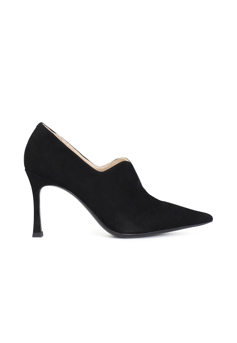 Pumps cu toc înalt din suede negru, cu bot ascuțit, siluetă elegantă și un design cu guler curbat, având toc stiletto.