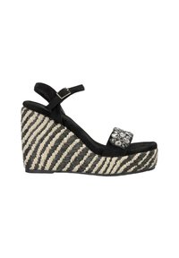 Sandali con zeppa in suede neri, con una suola intrecciata a strisce intricate e una fibbia decorativa sulla fascia superiore, con accenti testurizzati.