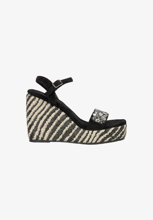 Zwarte suède wedge sandalen met een ingewikkelde gestreepte geweven zool en een decoratieve gesp op de bovenste band, met textuuraccenten.