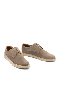 Beige Wildlederschuhe mit runder Zehenpartie, Schnürdesign und einer glatten, strukturierten Oberfläche. Sie verfügen über eine leichte Gummisohle für besseren Halt.