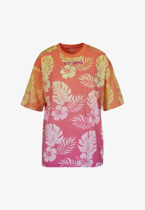 Lyhythiha, ylisuuri t-paita oranssin ja keltaisen gradienttitaustan kanssa, jossa on valkoisia trooppisia kukkakuoseja. Musteessa "JUST RHYSE" -teksti violetilla.