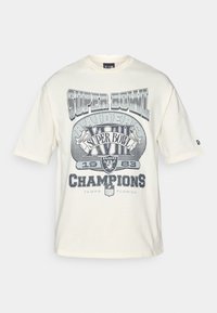 Krémové tričko s krátkym rukávom s vintage grafickým motívom Super Bowl v sivej farbe, s textami "Raiders" a "Champions" a vo voľnom strihu.
