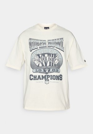 Beige Kurzarm-T-shirt mit einem grauen Vintage-Super-Bowl-Design, dem Text "Raiders" und "Champions" sowie einem lockeren Schnitt.
