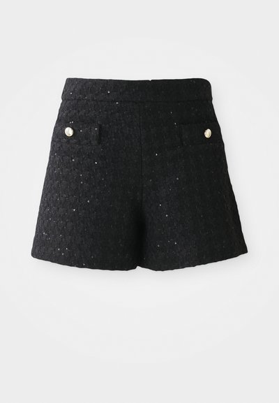 Shorts noirs textur�és avec un motif tissé, présentant deux poches avant et des accents de boutons dorés à la taille.