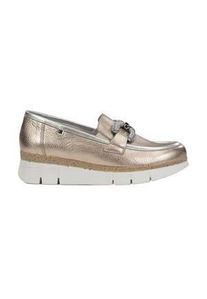 Scarpa slip-on in bronzo metallico con pelle testurizzata, accenti in argento e suola bianca imbottita. Presenta un dettaglio decorativo a nodo sulla parte superiore.