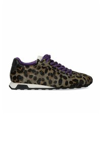 Sneaker con stampa leopardata, upper in tessuto texture, lacci viola, dettagli in pelle nera e suola intermedia bianca su una suola nera testurizzata.