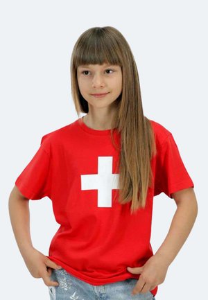 Rotes Baumwoll-T-Shirt mit einem großen weißen Kreuzdesign auf der Vorderseite. Das Shirt hat kurze Ärmel und einen lässigen Schnitt.