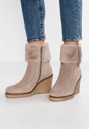 Enkellaarsjes met sleehak - taupe