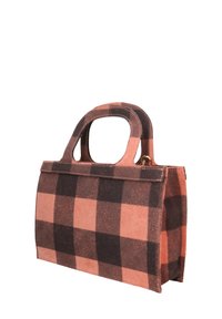 Geruite handtas in tinten roze en bruin, met een gestructureerd ontwerp, twee handvatten en een platte basis. Textuurstof met een geruit patroon.