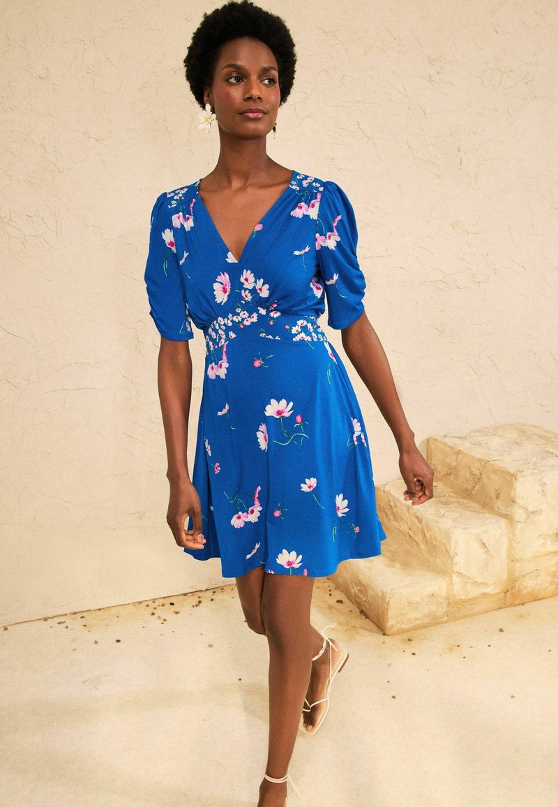 Love & Roses REGULAR FIT - PATCHED MINI TEA DRESS . - Day dress - blue floral/blue