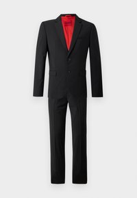 Costume noir avec une veste à bouton unique, deux boutons, revers crantés et un pantalon assorti. Doublure rouge et coupe ajustée.