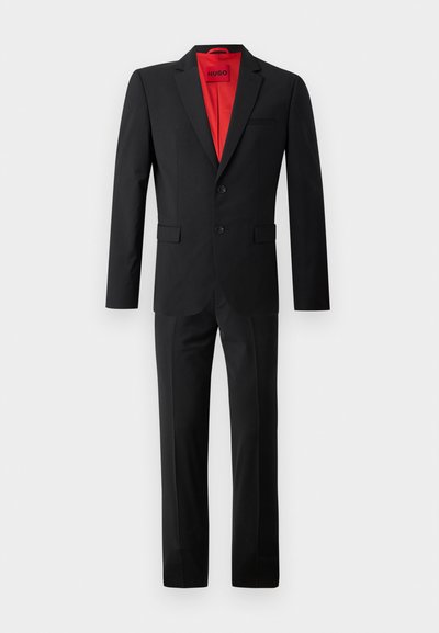 Costume noir avec une veste à bouton unique, deux boutons, revers crantés et un pantalon assorti. Doublure rouge et coupe ajustée.