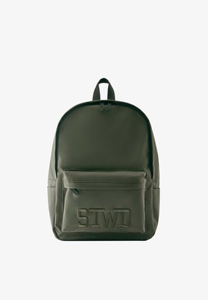 Sac à dos vert foncé avec une poche avant zippée embossée des lettres "STWD" et une boucle de poignée supérieure sur fond blanc.