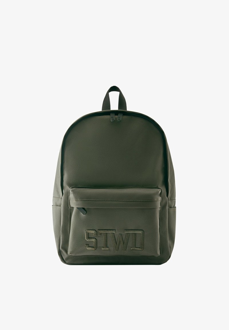 Sac à dos vert foncé avec une poche avant zippée embossée des lettres "STWD" et une boucle de poignée supérieure sur fond blanc.