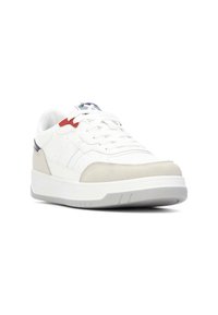 Zapatilla blanca con acentos de ante gris, parte superior texturizada, detalle rojo y tres rayas. Cuenta con cordones planos y una suela de goma gruesa.