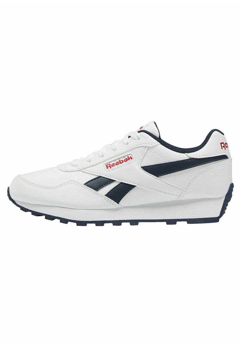 Białe sportowe sneakersy o gładkiej strukturze, z granatowymi akcentami i logo Reebok. Klasyczny model na sznurówki z wytrzymałą czarną podeszwą.