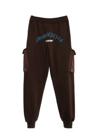 Pantalones de chándal marrones con cintura elástica, bolsillos laterales tipo cargo y texto gráfico azul que presenta "VANGUARDS DOG" y "MWM" en la parte frontal.