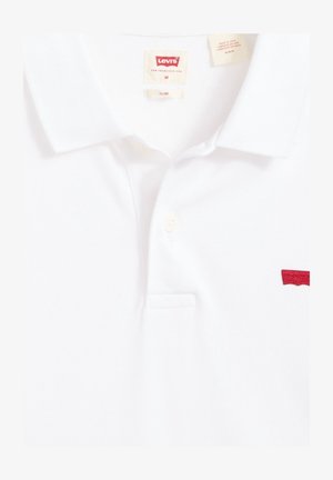 Witte polo shirt van katoen, met een tweeknops sluiting, geribbelde kraag en een rood geborduurd Levi's-logo op de linkerkant van de borst.