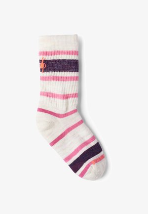 Weißer Socken mit rosa und lila horizontalen Streifen, mit einem kleinen orangen Hirsch-Logo nahe der oberen Bündchen.