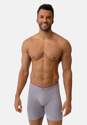 Graue Boxer-Shorts mit rotem Bund, gefertigt aus weichem Stoff. Bieten eine enge Passform und eine glatte Oberflächenstruktur. Keine Muster oder Grafiken.