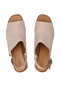Beige durchbrochene Ledersandalen mit offenen Zehen und Ferse, ausgestattet mit einem breiten Vorderriemen und einem Metalldornschnalle-Akzent am Knöchelriemen.