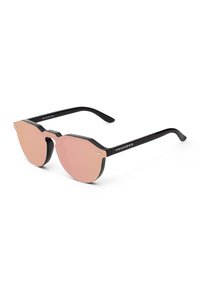 Schwarze und pinke sechseckige Sonnenbrille mit glänzender Oberfläche. Verfügt über ein schwarzes Gestell und verlaufende pinke Gläser mit Markenetikett am Bügel.