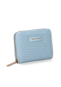 Portafoglio blu chiaro con zip, texture trapuntata, hardware dorato e un piccolo logo impresso sul davanti. Design rettangolare compatto.