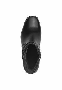 Botín de cuero negro hasta el tobillo con punta redondeada, textura suave, cremallera lateral y forro interior acolchado, que enfatiza un diseño elegante.