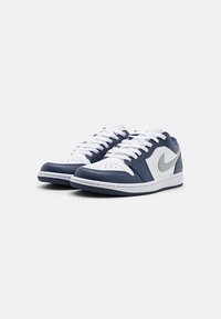 Jordan AIR JORDAN 1 LOW - Sportcipő - white/wolf grey/midnight navy