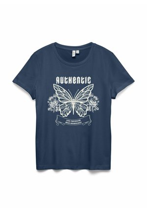 Granatowy bawełniany t-shirt z białym motywem motyla, różami i napisem "Authentic" oraz "Less Perfection More Authenticity". Krótkie rękawy.