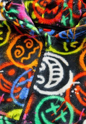 Zwarte fleece zip-up hoodie met kleurrijke, abstracte patronen in oranje, groen, roze en blauw. Textuur oppervlak met een zachte, pluizige feel.