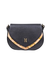 Borsa a tracolla nera in pelle con pattina curva, caratterizzata da un accentuazione dorata e un inserto con motivo mappa lungo la parte inferiore. Superficie texture.