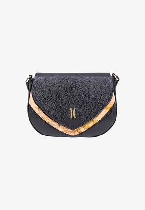 Bolso cruzado de cuero negro con una solapa curva, que presenta un acento dorado y un inserto con patrón de mapa en la parte inferior. Superficie texturizada.