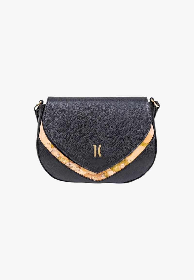 Czarna skórzana torba na ramię z lekko zaokrąglonym klapem, z złotym akcentem i wstawką z wzorem mapy na dole. Teksturowana powierzchnia.